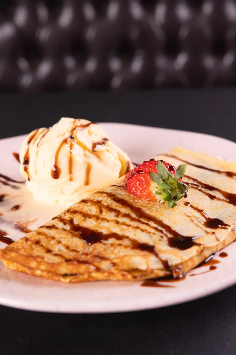 Crepe com sorvete e morango
