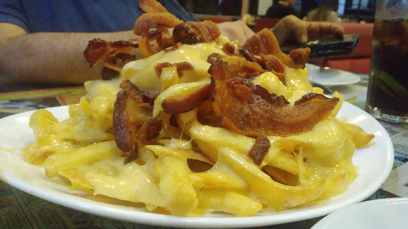 Fritas com cheddar e bacon