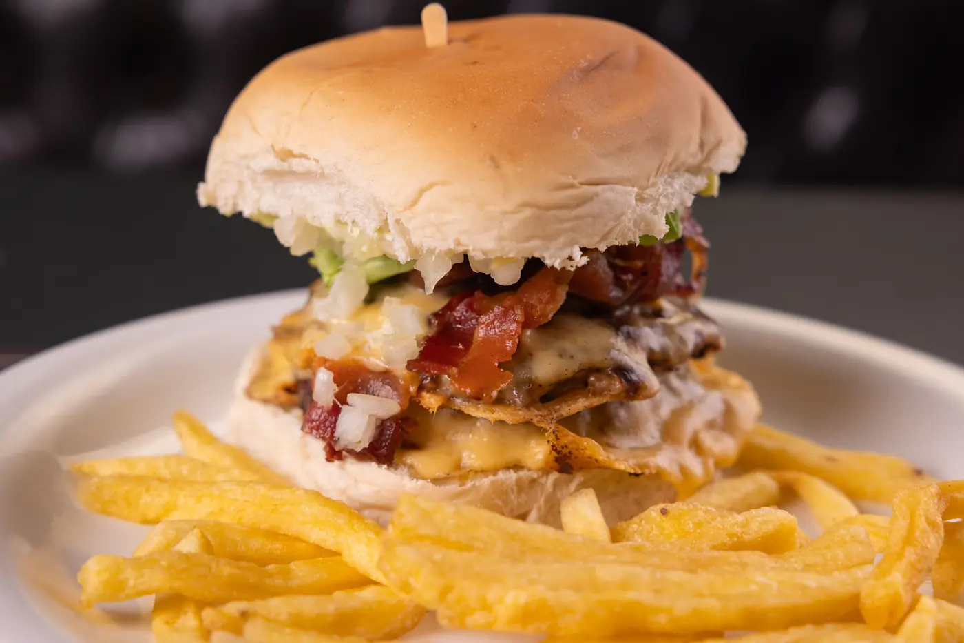 Lanche da casa com bacon, cheddar e fritas