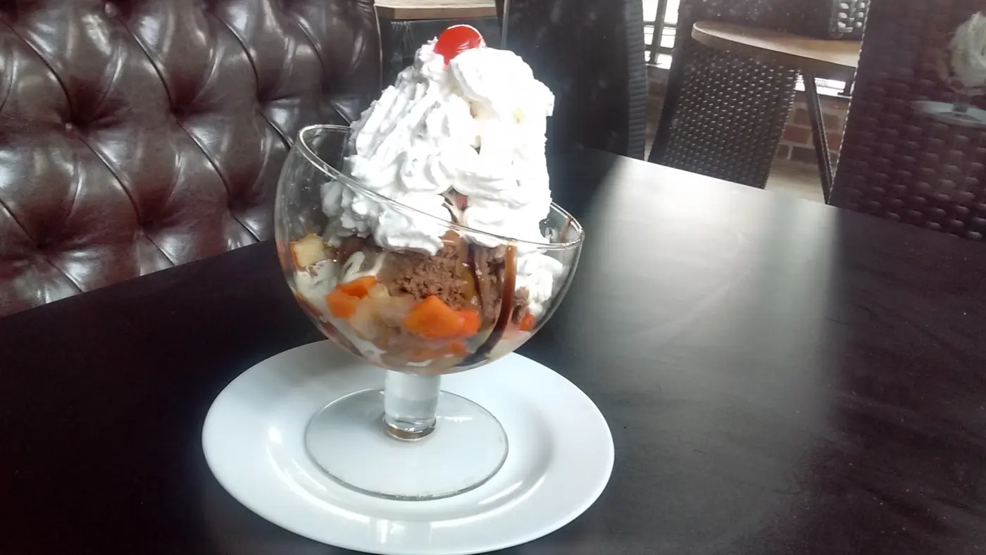Sundae com chantilly e cereja